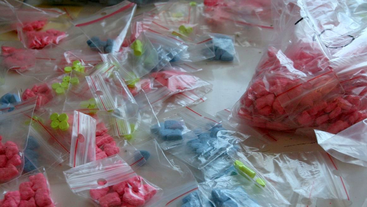 Ponad 25 kg dopalaczy, w tym blisko 2500 tabletek ekstazy udało się znaleźć w jednym z lubelskich mieszkań. Policja zatrzymała trzech mężczyzn, którzy byli odpowiedzialni za rozprowadzanie narkotyków. Grozi im do 10 lat więzienia.