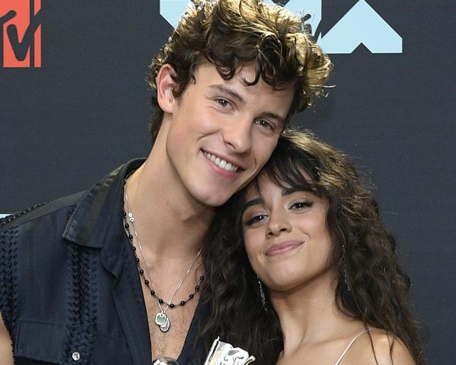 Shawn Mendes és Camila Cabello ´undorító´ csókcsatája megrázta az internetet