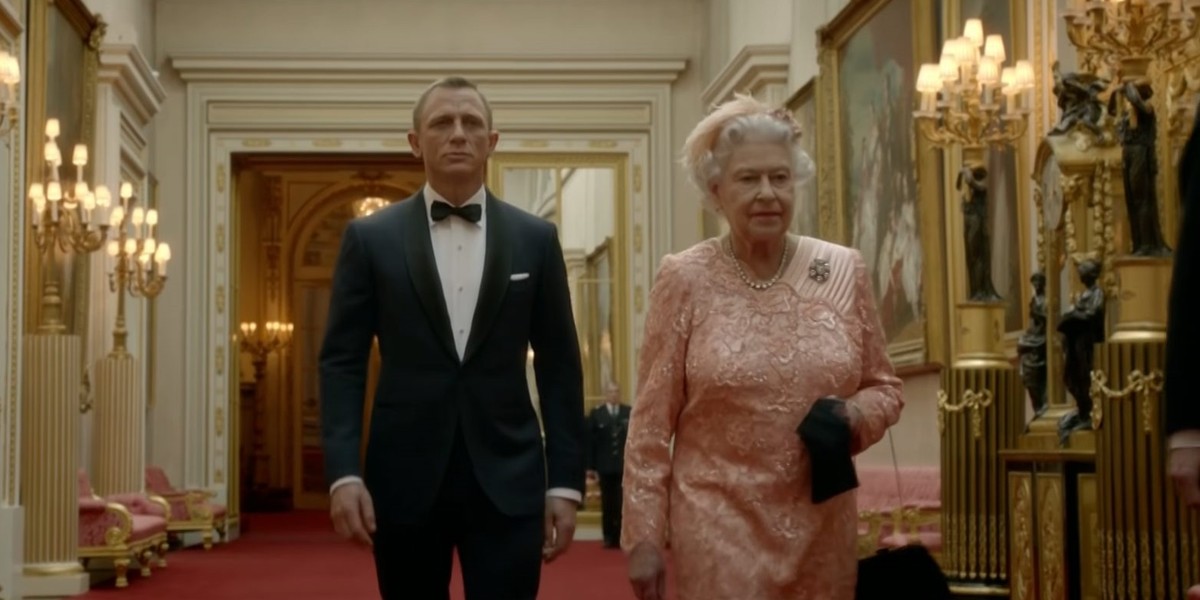 Królowa Elżbieta II i Daniel Craig. 