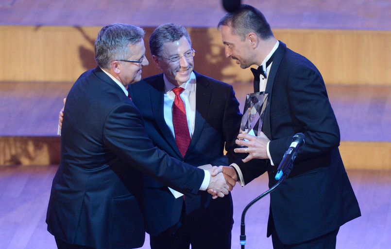 Prezydent RP Bronisław Komorowski otrzymał Czeską i Słowacką Nagrodę Transatlantycką (CSTA), podczas specjalnej gali w słowackiej filharmonii w Bratyslawie