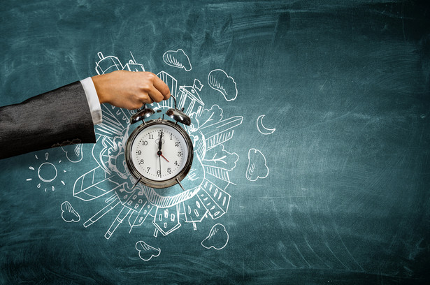 zegar czas godzina ręka budzik zmiana czasu / fot. Shutterstock