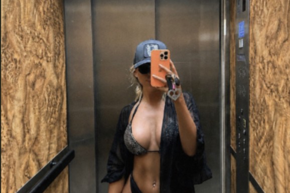 SRPSKA VODITELJKA POLUGOLA U LIFTU Obline kipe iz bikinija, a lice krije ispod šešira i naočara (FOTO)