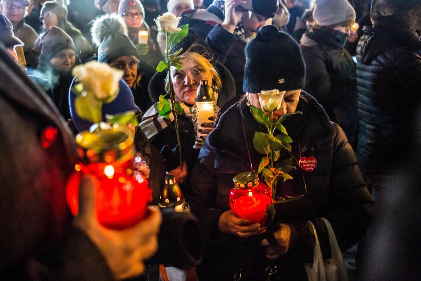 Polacy uczcili pamięć Pawła Adamowicz. Na ulicach tysiące ludzi