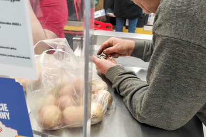 Polacy rezygnują z części zakupów. Realnie sprzedaż detaliczna hamuje