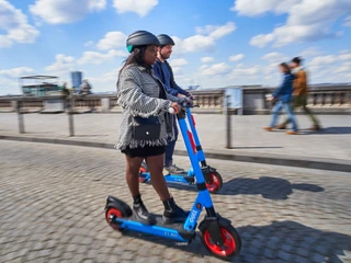 Dott to europejska spółka działająca w branży mikromobilności, założona przez Henriego Moissinaca i Maxima Romaina, których misją jest przemiana naszych miast poprzez czysty transport dostępny dla każdego.