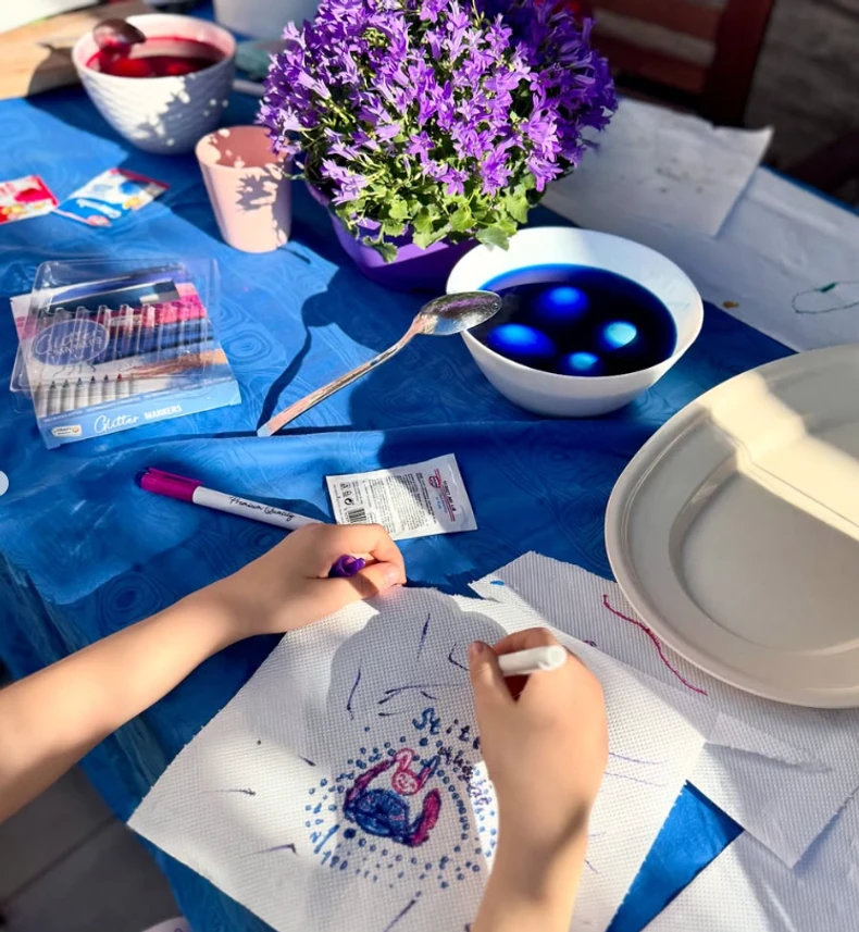 Nikola Rokvić sa porodicom farbao jaja