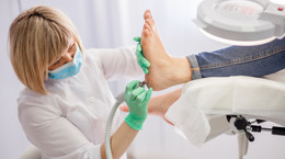 Pedicure - zabiegi lecznicze i kosmetyczne dla stóp. Jak przygotować się do pedicure leczniczego?