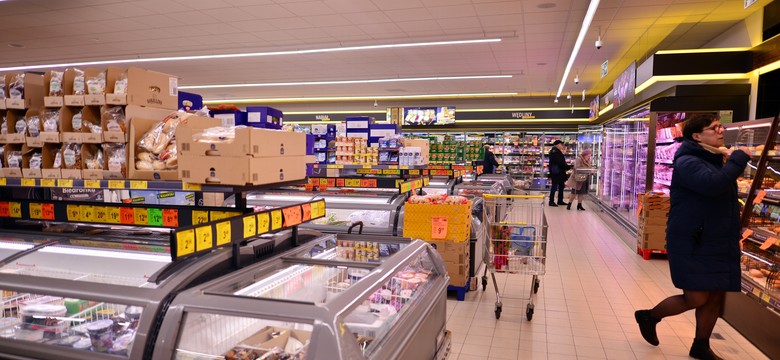 366 przeterminowanych produktów w Biedronce. Klienci wezwali policję