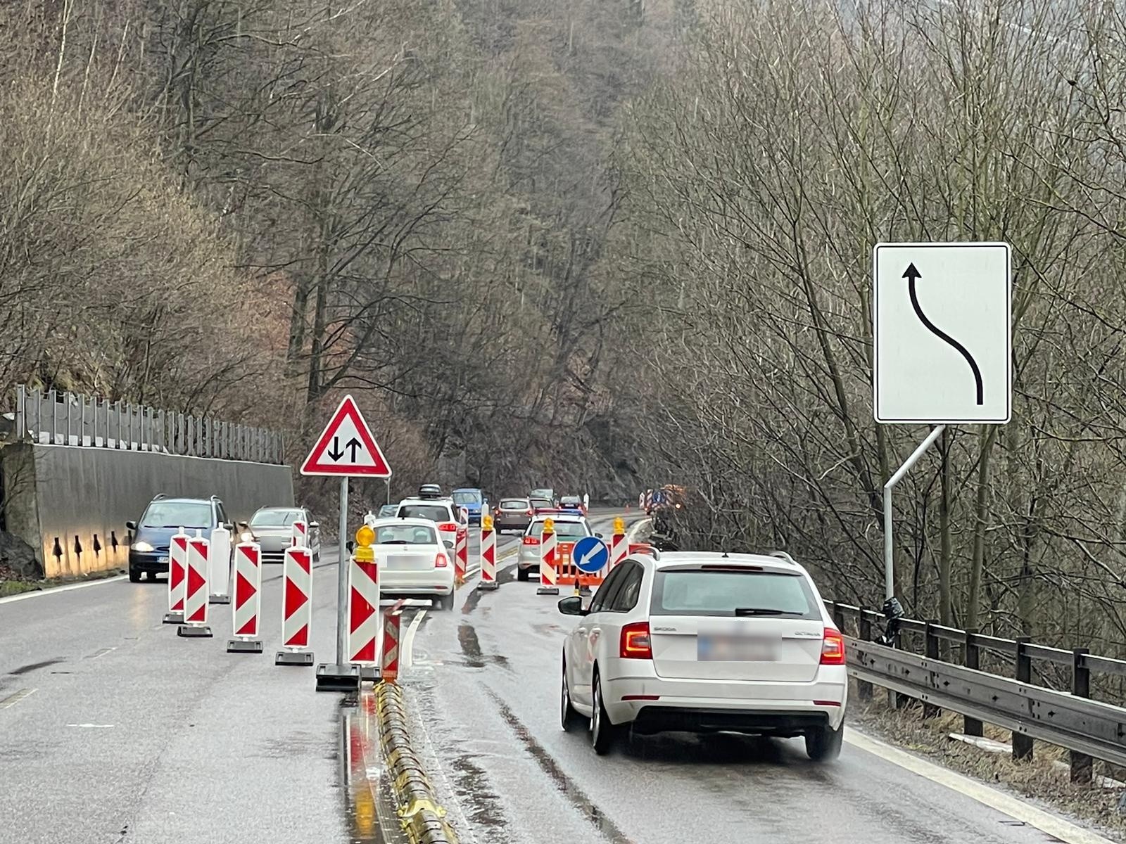 Premávku pod Strečnom pre zosuv zúžili do jedného jazdného pruhu.