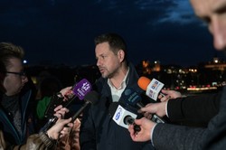 Te życzenia nie spodobały się internautom. Trzaskowski: Jest błąd, będzie pokuta