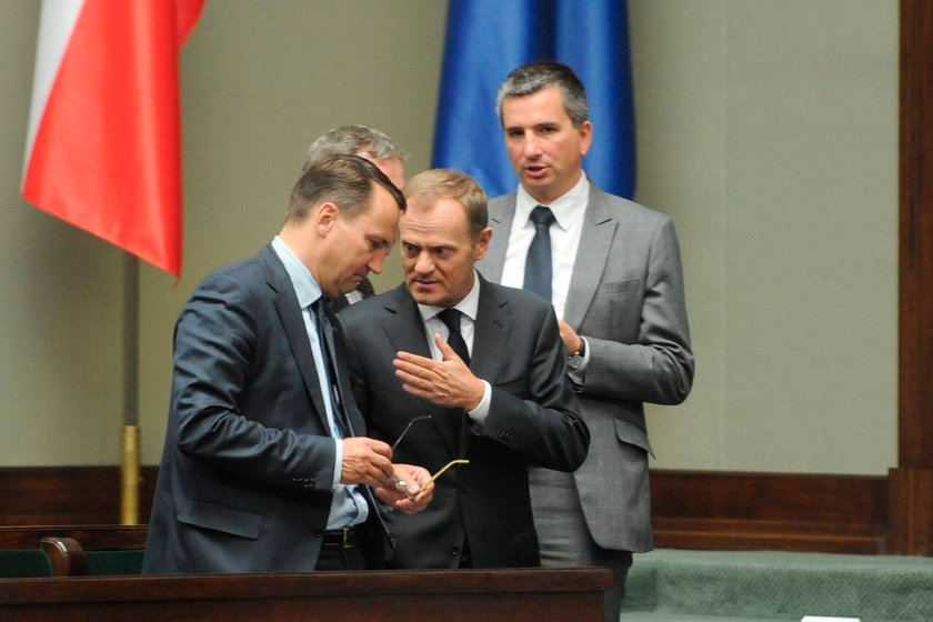 Donald Tusk, premier, Radosław Sikorski, szef MSZ i minister finansów Mateusz Szczurek