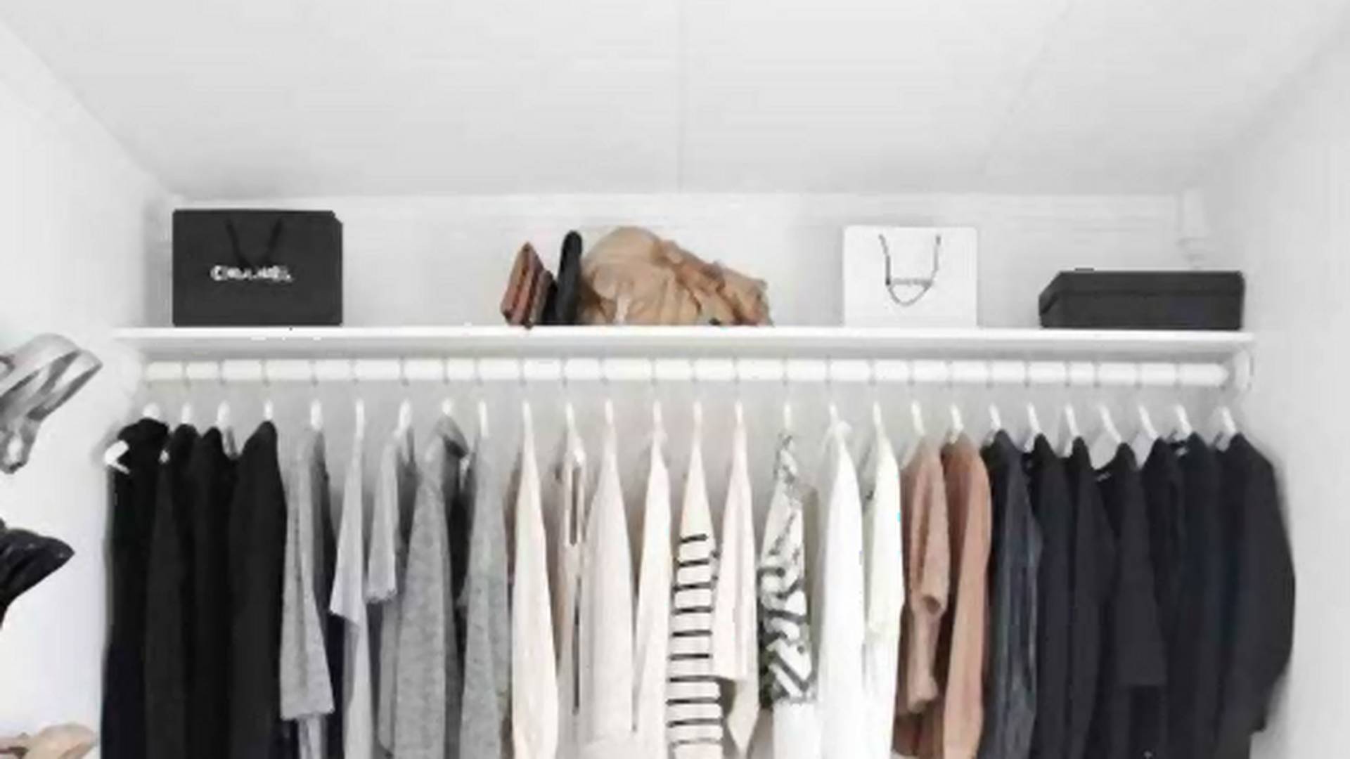 Szafy wszystkich minimalistek wyglądają tak samo: garderoba kapsułowa. Tylko 37 ubrań!