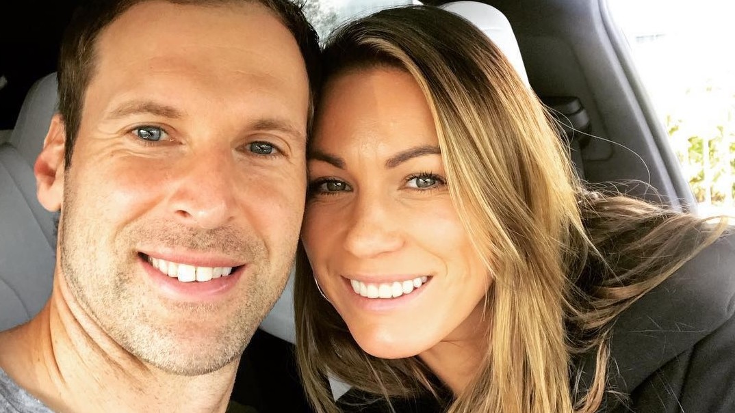 Bývalý futbalový brankár Petr Čech s manželkou Martinou.