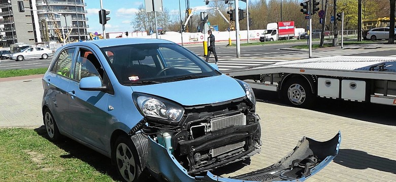 Bogusław Wołoszański staranował dużym BMW małą kię. Policja uznała go winnym. ZDJĘCIA