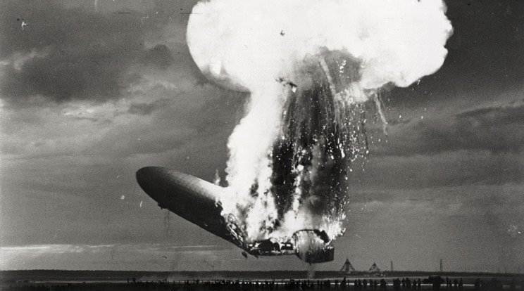 A Hindenburg katasztrófája 1937. május 6-án, csütörtökön történt, amikor az LZ 129 felségjelzésű Hindenburg német utasszállító léghajó kigyulladt, és megsemmisült, amikor az Egyesült Államok New Jersey állambeli Lakehurstnél próbált kikötni / Fotó: Getty Images