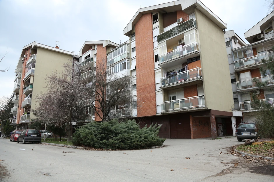 Žbun ispred zgrade u kom je pronađeno telo mladića