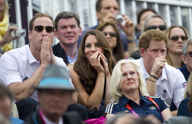 Kate Middleton, książę William oraz książę Harry dopingują księżniczkę Zarę podczas olimpiady w Londynie. Zara Phillips startowała we wszechstronnym konkursie konia wierzchowego.
