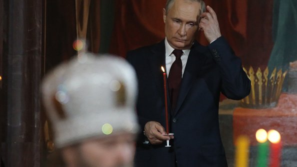 Prezydent Rosji Władimir Putin podczas prawosławnej mszy wielkanocnej w Moskwie. 24 kwietnia 2022 r. 