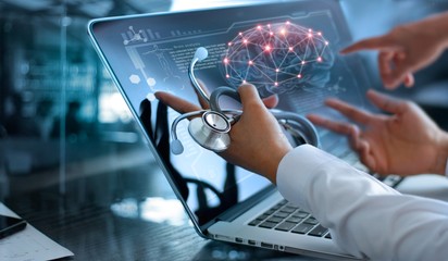 Emberéleteket és ezermilliárdokat spórolhatnánk a virtuális egészségüggyel