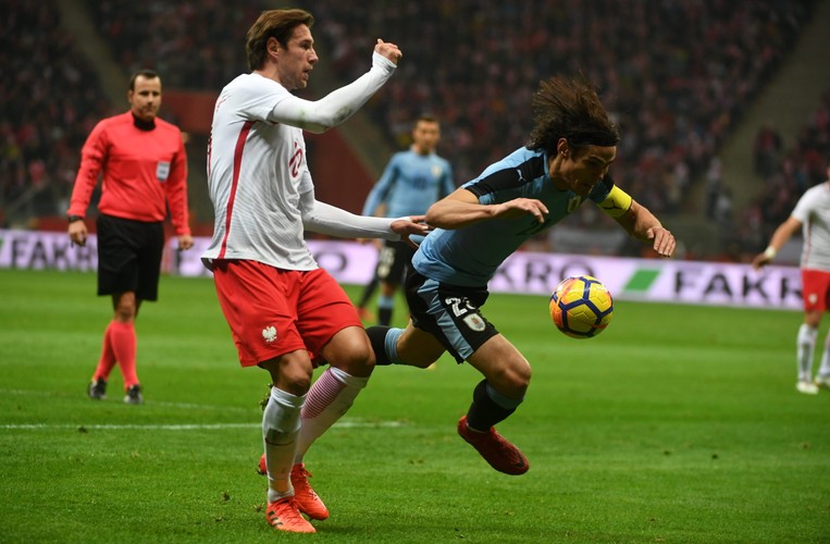 Grzegorz Krychowiak (L) i Edinson Cavani (P)