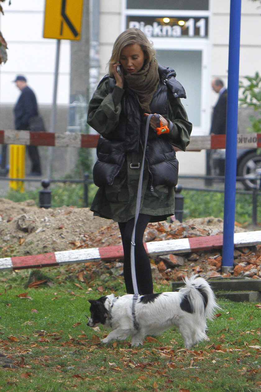 Agnieszka Szulim z psem na spacerze