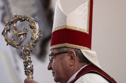 Abp Głódź o Smoleńsku i TV Trwam: To nerwicuje, wyprowadza ludzi na ulice