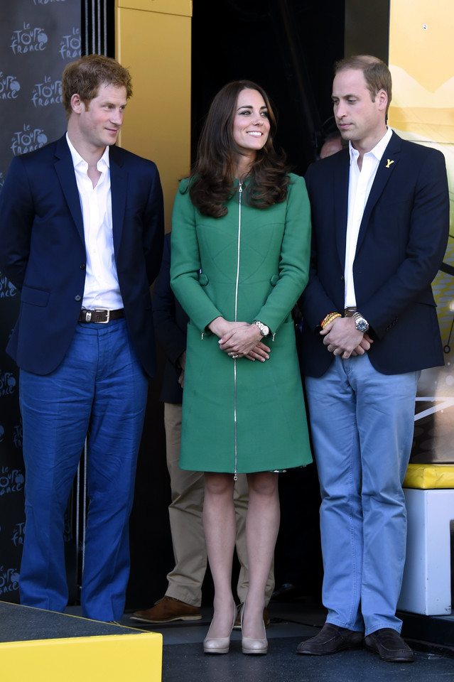 Kate Middleton wraz z księciem Williamem i księciem Harrym w Harewood House w Yorkshire w 2014 r.