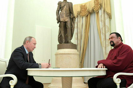 Władimir Putin wręczył Stevenowi Seagalowi nagrodę przyjaźni i pochwalił jego pracę humanitarną