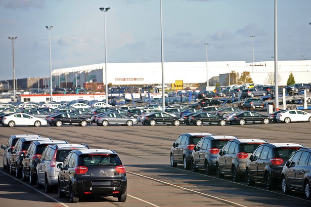 Samochody na parkingu zakładów produkcyjnych PSA Peugeot Citroen w Rennes, Francja. Fot. Bloomberg