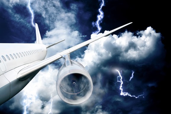 DRAMA NA NEBU Avion uleteo u oluju i grad, led RAZBIO STAKLO KOKPITA: Pilot sleteo naslepo, herojski spasio 200 života