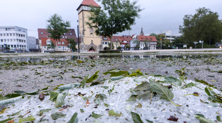 A vihar által leszakított jégesők és levelek a földön hevernek a "Tübinger Tor" alatt Reutlingenben. Az előző napon esővel és jégesővel járó vihar vonult át a város felett / Fotó: Profimedia