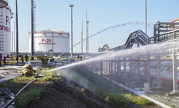 Gaszenie pożaru zbiornika na paliwo