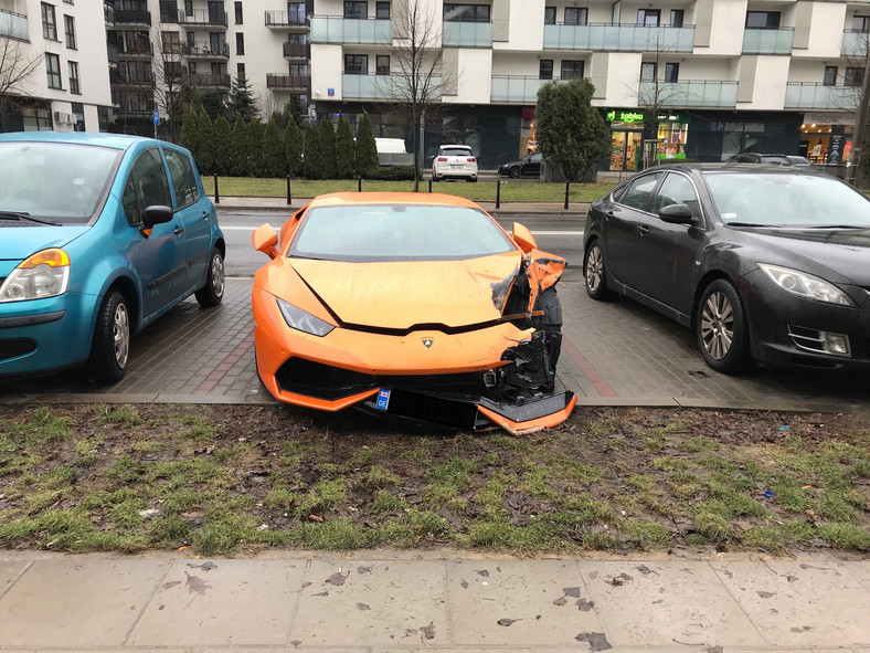 Kierowca Lamborghini uciekł z miejsca zdarzenia