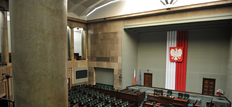 Posłowie milczeli, by uczcić pamięć Łapickiego i Kuleja