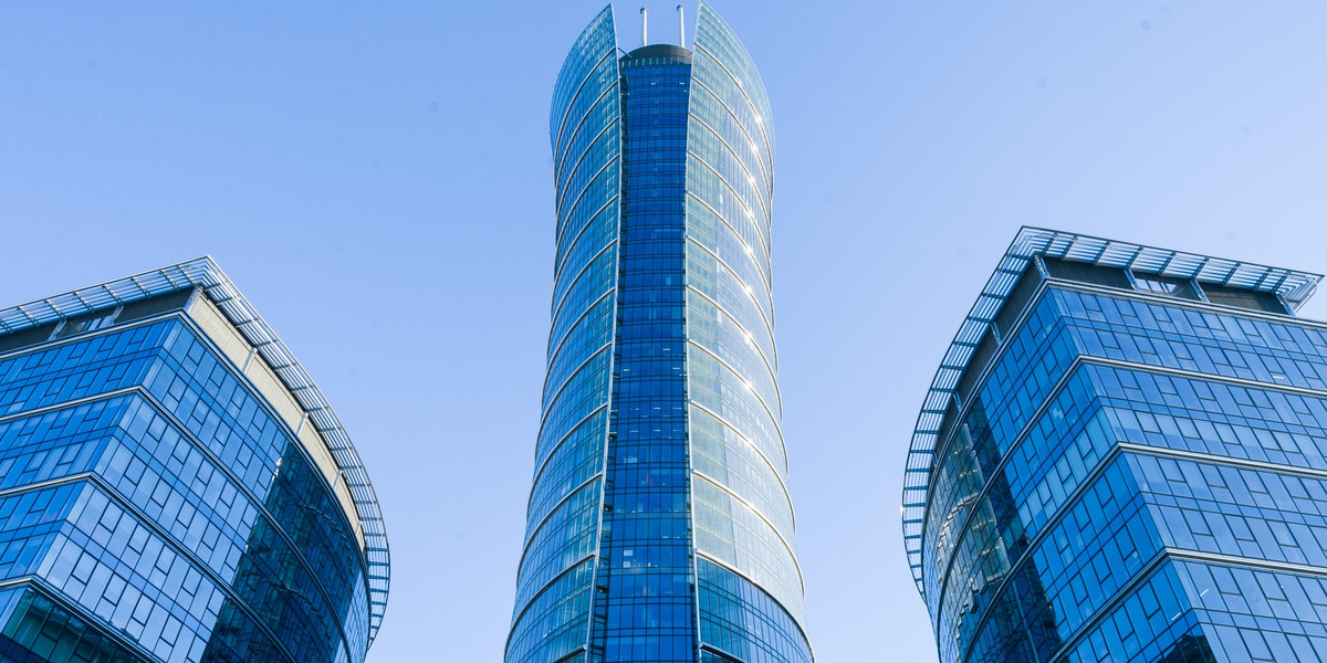 Wysokość wieżowca wraz z iglicami sięga 220 m (ma on 49 pięter), a jego powierzchnia biurowa to 65 tys. metrów kw.