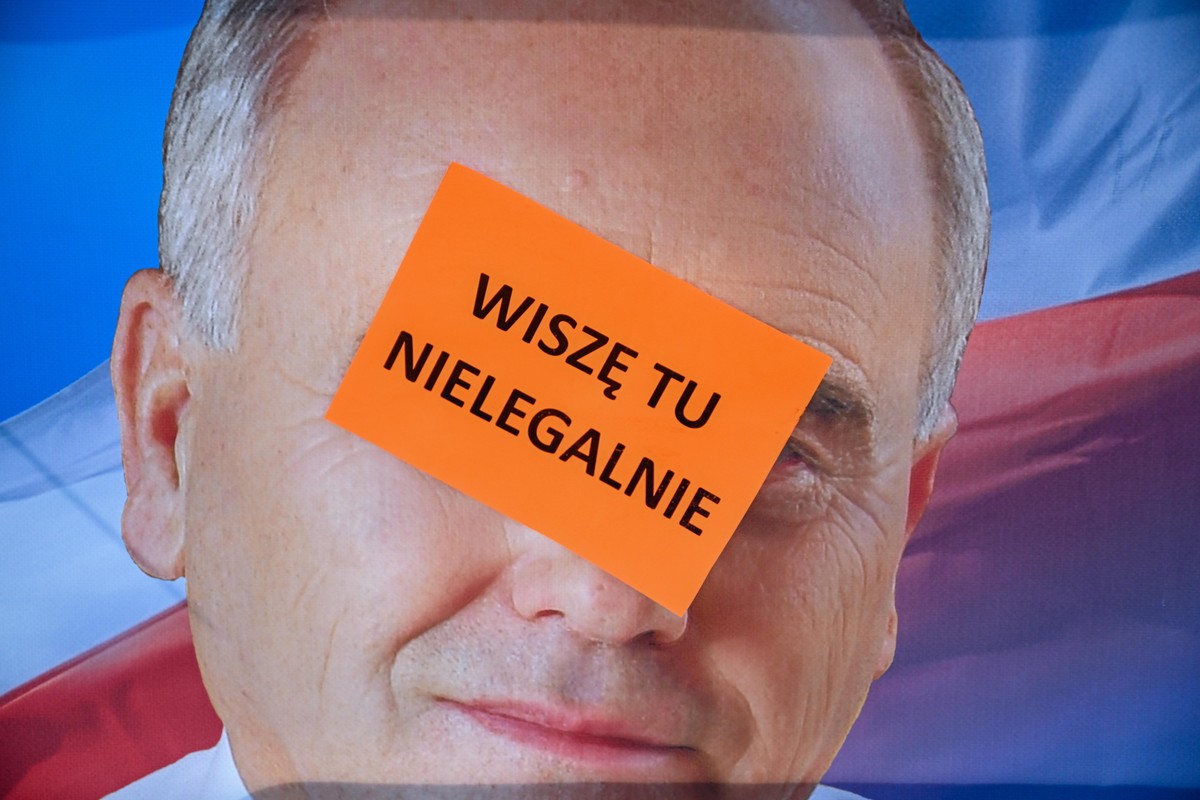 Plakat wyborczy powieszony w niewłaściwym miejscu