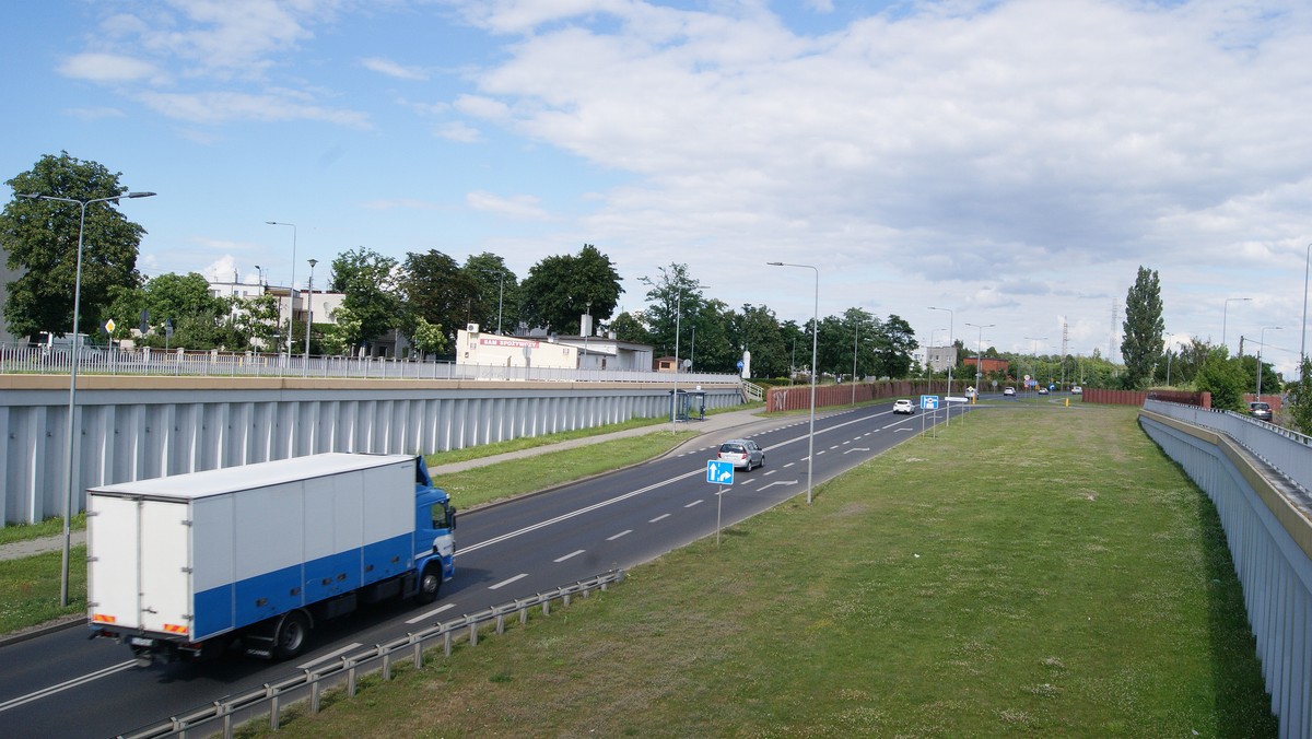 Dziś został ogłoszony przetarg na drogę, która znacznie ułatwi ruch pojazdów w południowej części Bydgoszczy. Według planów władz firma odpowiedzialna za budowę drugiego etapu Trasy Uniwersyteckiej zostanie wyłoniona za dwa miesiące. Kierowcy mają jeździć nią w drugiej połowie 2018 r.