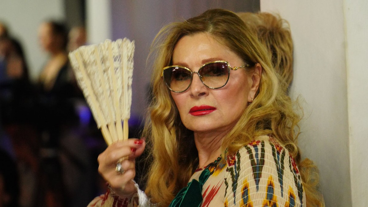 OVAJ POZNATI SRBIN JE SIN DANICE MAKSIMOVIĆ Zaprosio je tri decenije stariju maminu koleginicu: Fatalna glumica ga nije odbila