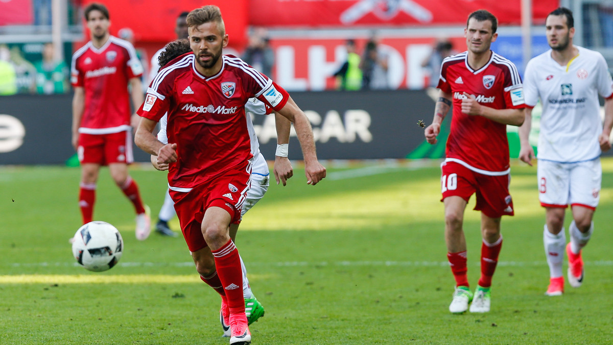 Mecze ostatnich drużyn w tabeli nie muszą być nudne. Potwierdziło się to w spotkaniu zamykającym 28. kolejkę Bundesligi, w którym piłkarze FC Ingolstadt wygrali na własnym stadionie z SV Darmstadt 3:2, mimo że do przerwy przegrywali 1:2. Obie drużyny kończyły spotkanie w dziesiątkę.