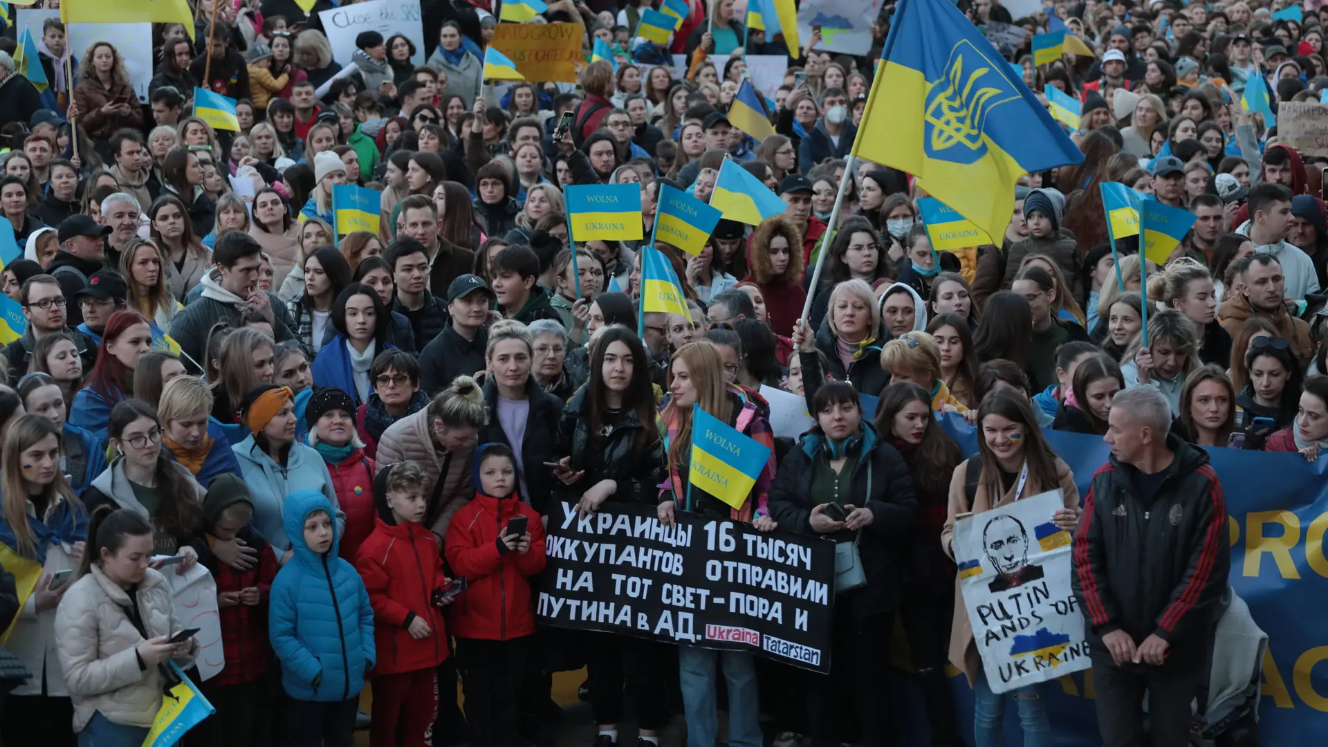 Protest antywojenny w Warszawie. Padli na ziemię, by zwrócić uwagę na śmierć cywilów