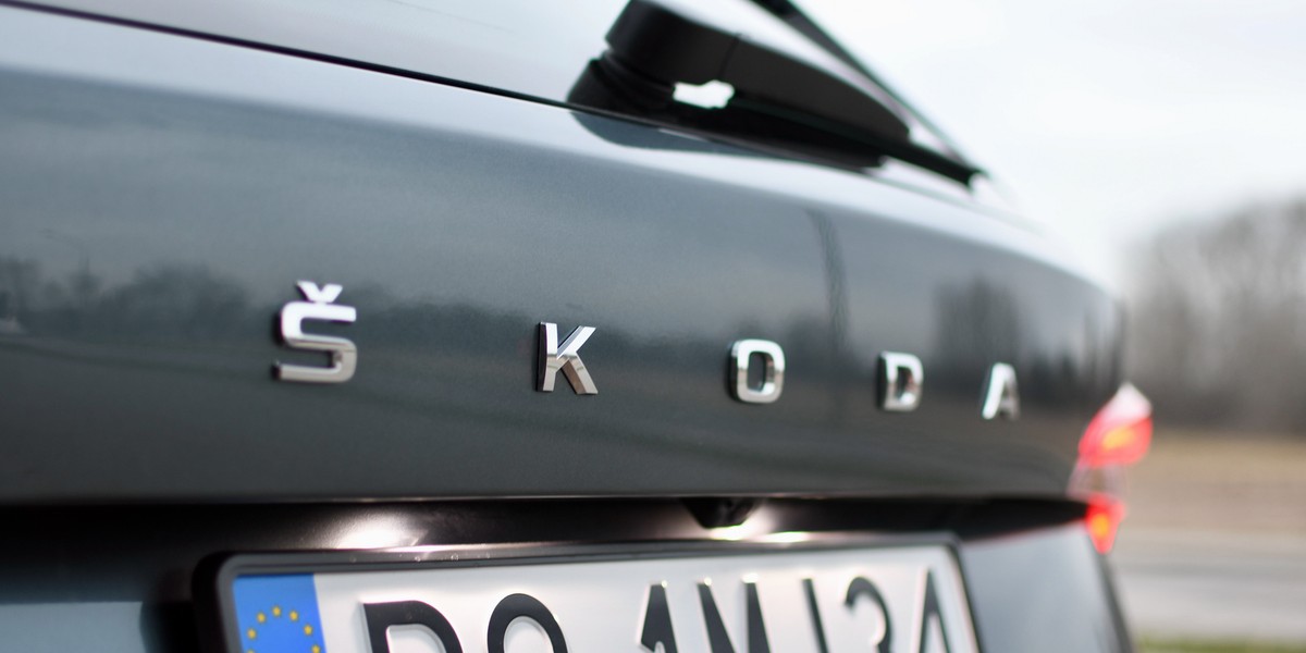 Skoda Kamiq wyraża nowy język stylistyczny czeskiej marki. Z tylnej klapy zniknęło jej logo zastąpione napisem. Kamiq uzupełnia gamę SUV-ów, której jest najmniejszym reprezentantem. Tak naprawdę to typowy crossover. 