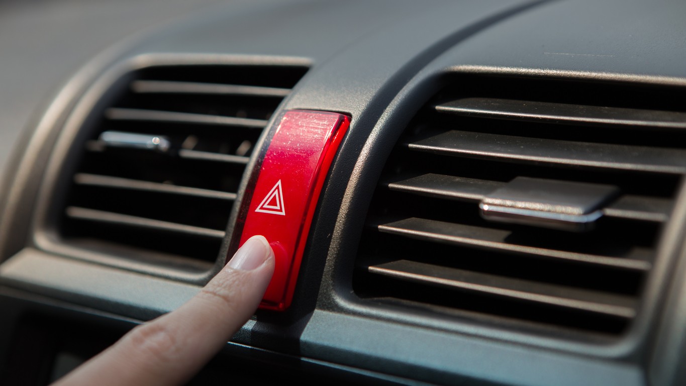 Krátke zablikanie výstražnými svetlami je síce bežným gestom, no zároveň je to porušenie zákona.