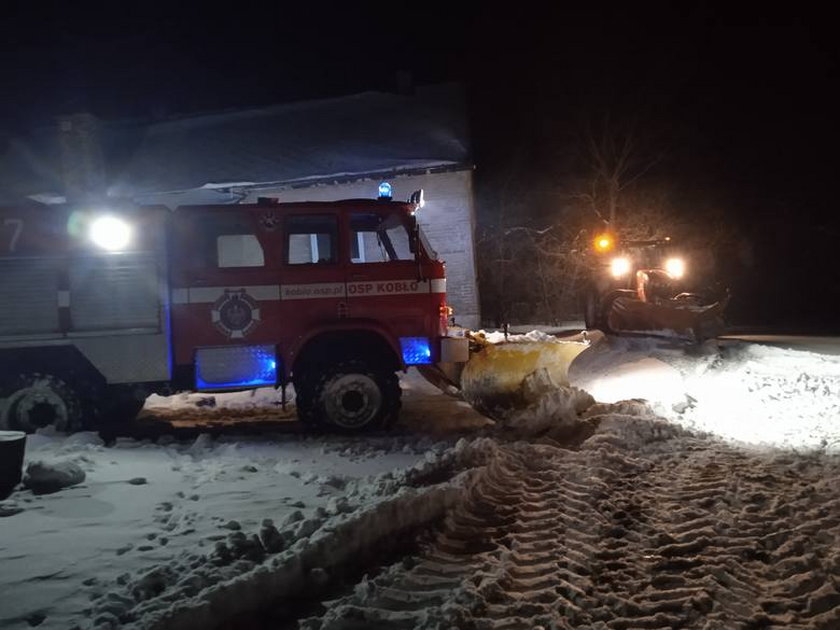 Pani Zofia zaczęła rodzić w domu, a karetka utknęła na zaśnieżonej drodze...