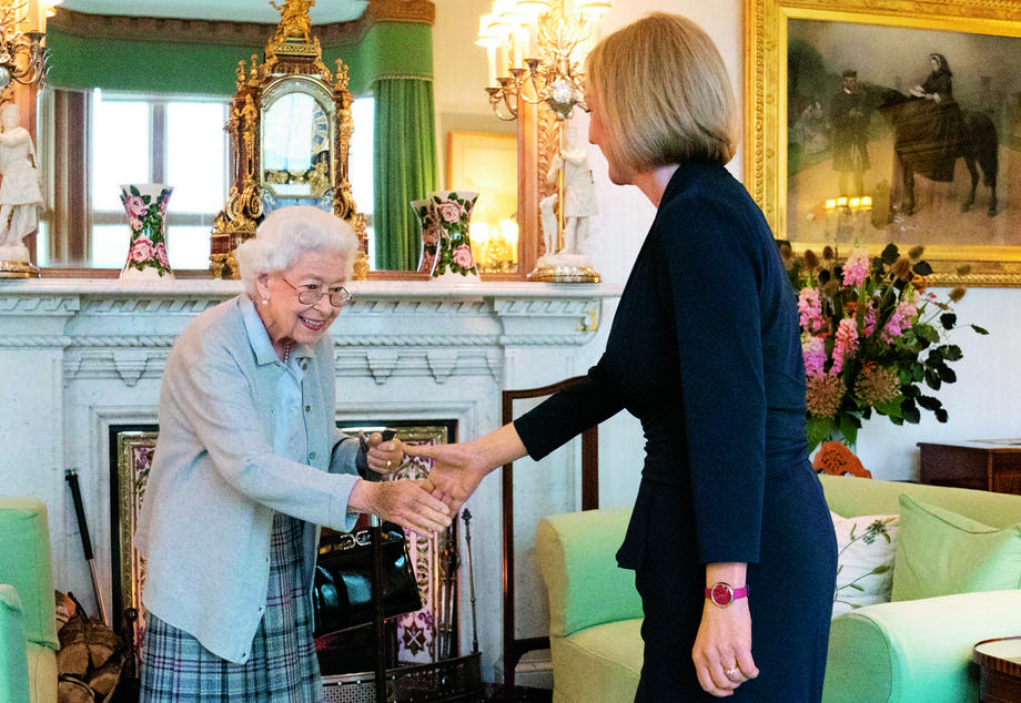  Liz Truss jest ostatnią premierką, której królowa Elżbieta II ściskała dłoń.