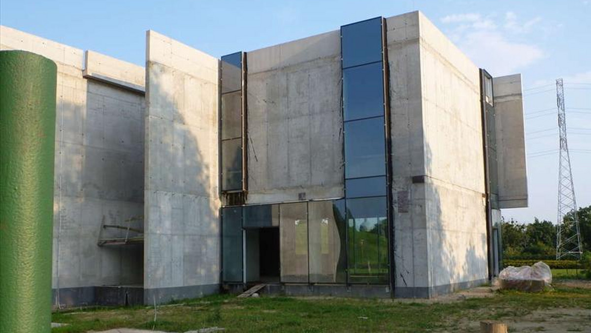 Budowa Centrum Dialogu im. Marka Edelmana w Łodzi znów ruszyła. Pojawiły się maszyny. W sierpniu budynek w Parku Ocalałych ma być gotowy.