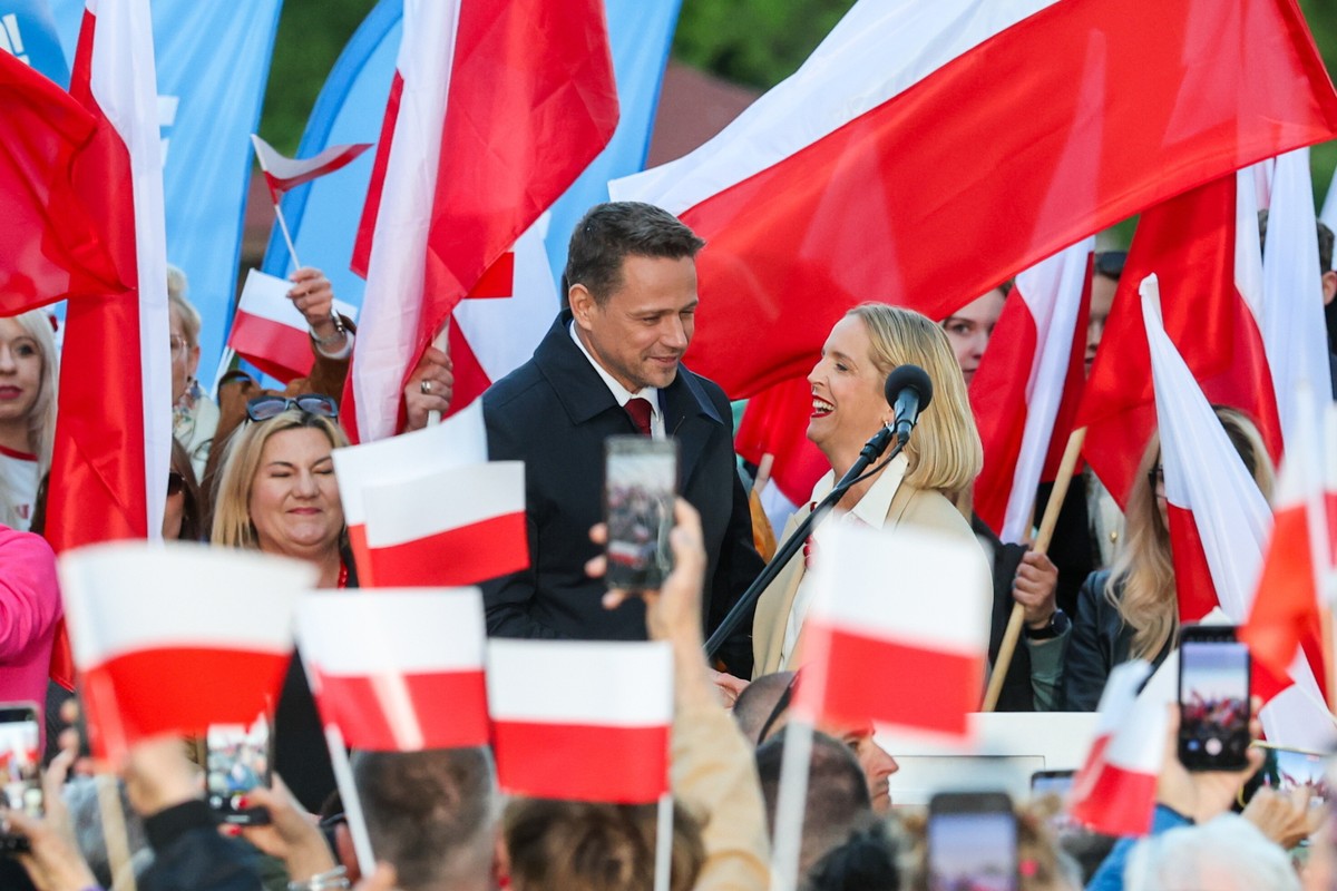 Zgierz, 29.05.2025. Wybory prezydenta RP - kampania przed II turą. Kandydat KO w drugiej turze wyborów prezydenta RP, prezydent Warszawy Rafał Trzaskowski (C) z małżonką, Małgorzatą Trzaskowską (C-P) podczas wiecu wyborczego w Parku Miejskim w Zgierzu, 29 bm. (jm) PAP/Marian Zubrzycki