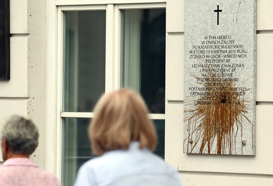 Starszy mężczyzna rzucił odchodami w pamiątkową tablicę na Pałacu Prezydenckim w Warszawie