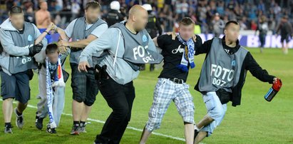 Burdy po meczu w Chorzowie. Policja w kamizelkach... fotoreporterów. Protest dziennikarzy