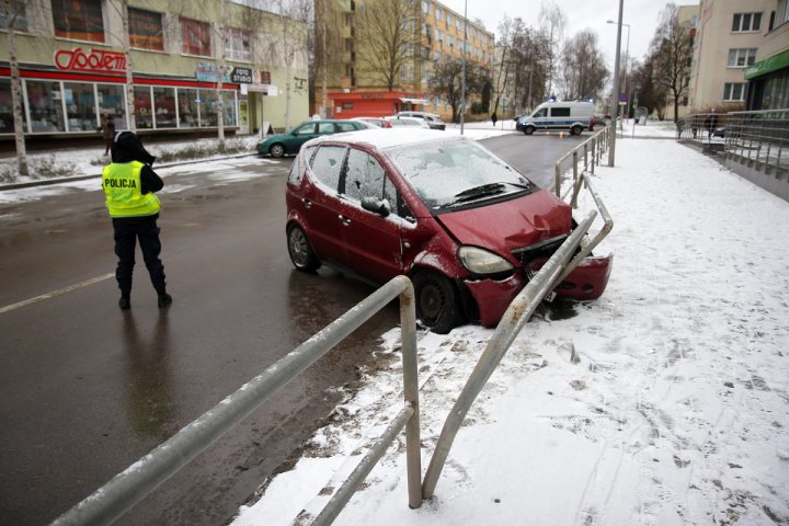 Groźne zdarzenie na ul. Kołobrzeskiej w Olsztynie. 87-letni kierowca zasłabł za kierownicą [ZDJĘCIA]