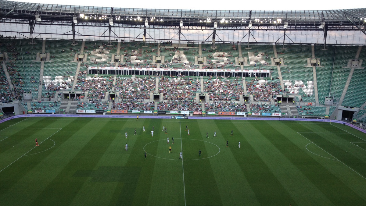 Pod koniec sierpnia, trzy dni po festiwalu Capital of Rock, murawa wrocławskiego stadionu zostanie zmieniona na nową. Już teraz stan boiska pozostawia wiele do życzenia, widać to gołym okiem. Po raz ostatni trawa była wymieniana dwa lata temu.